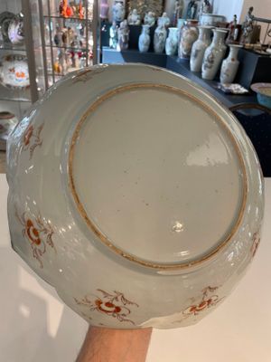 A Chinese famille rose lotus-shaped dish and two plates, Qianlong — foto 11