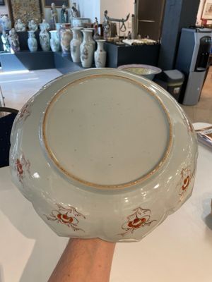 A Chinese famille rose lotus-shaped dish and two plates, Qianlong — foto 12