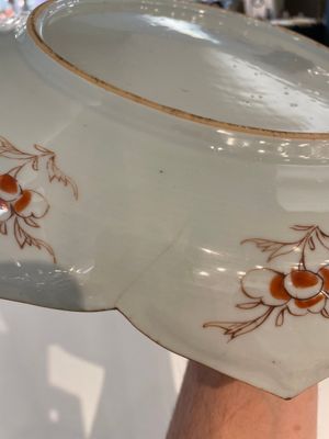 A Chinese famille rose lotus-shaped dish and two plates, Qianlong — foto 13