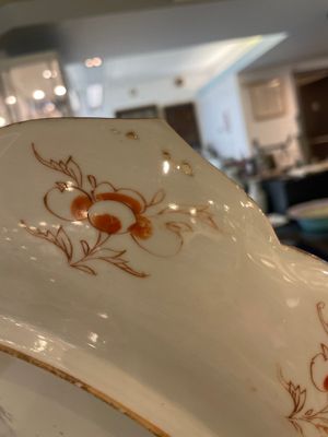 A Chinese famille rose lotus-shaped dish and two plates, Qianlong — foto 14