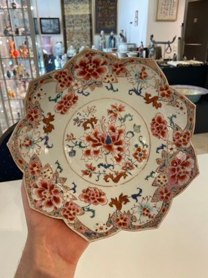 A Chinese famille rose lotus-shaped dish and two plates, Qianlong — foto 15