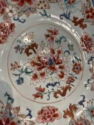 A Chinese famille rose lotus-shaped dish and two plates, Qianlong — foto 16