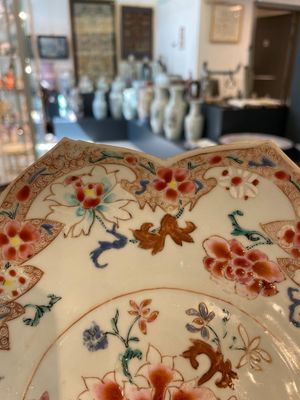 A Chinese famille rose lotus-shaped dish and two plates, Qianlong — foto 17