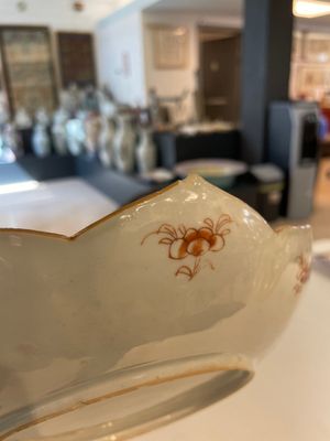 A Chinese famille rose lotus-shaped dish and two plates, Qianlong — foto 18