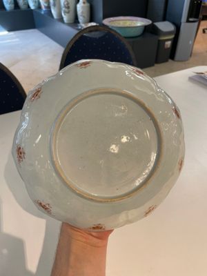 A Chinese famille rose lotus-shaped dish and two plates, Qianlong — foto 19