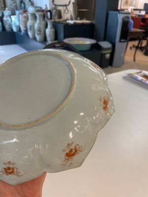A Chinese famille rose lotus-shaped dish and two plates, Qianlong — foto 20