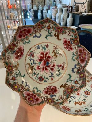 A Chinese famille rose lotus-shaped dish and two plates, Qianlong — foto 2