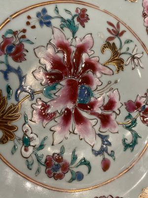A Chinese famille rose lotus-shaped dish and two plates, Qianlong — foto 3