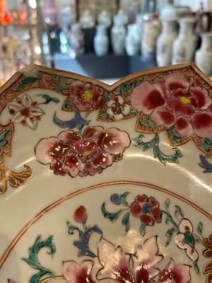 A Chinese famille rose lotus-shaped dish and two plates, Qianlong — foto 4