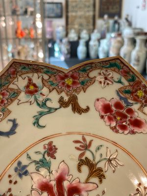 A Chinese famille rose lotus-shaped dish and two plates, Qianlong — foto 5