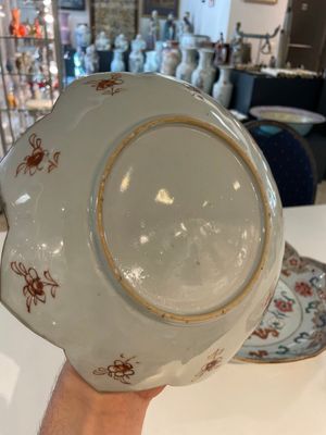 A Chinese famille rose lotus-shaped dish and two plates, Qianlong — foto 6