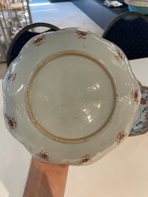 A Chinese famille rose lotus-shaped dish and two plates, Qianlong — foto 7
