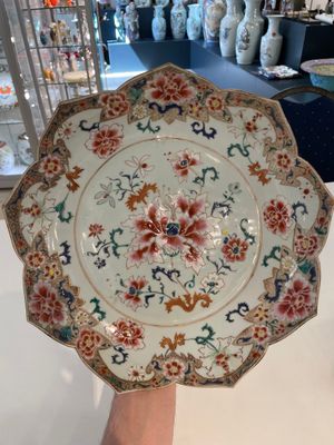 A Chinese famille rose lotus-shaped dish and two plates, Qianlong — foto 8