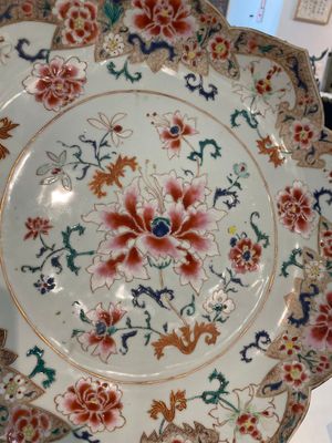 A Chinese famille rose lotus-shaped dish and two plates, Qianlong — foto 9