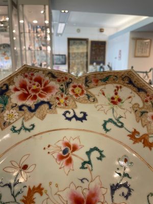 A Chinese famille rose lotus-shaped dish and two plates, Qianlong — foto 10