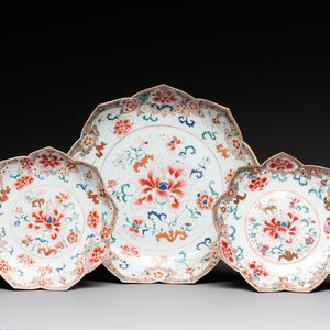 A Chinese famille rose lotus-shaped dish and two plates, Qianlong — foto 1