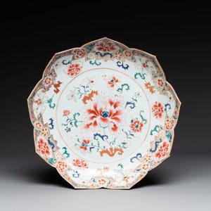 A Chinese famille rose lotus-shaped dish and two plates, Qianlong — foto 2