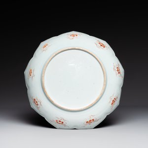 A Chinese famille rose lotus-shaped dish and two plates, Qianlong — foto 3