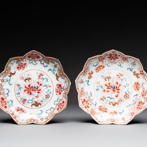 A Chinese famille rose lotus-shaped dish and two plates, Qianlong — foto 4