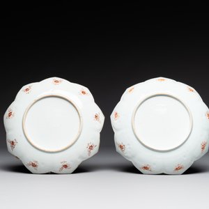 A Chinese famille rose lotus-shaped dish and two plates, Qianlong — foto 5