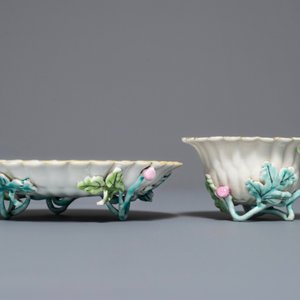 A Chinese famille rose lotus-shaped relief-decorated cup and saucer, Yongzheng — 照片 2