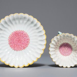 A Chinese famille rose lotus-shaped relief-decorated cup and saucer, Yongzheng — 照片 6