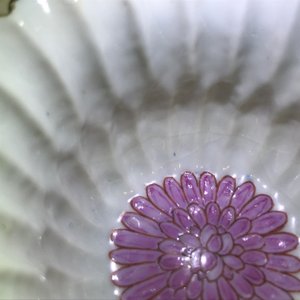 A Chinese famille rose lotus-shaped relief-decorated cup and saucer, Yongzheng — 照片 10