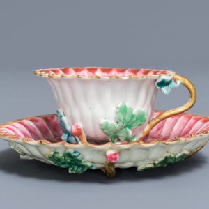 A Chinese famille rose lotus-shaped relief-decorated cup and saucer, Yongzheng — 照片 2