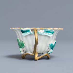 A Chinese famille rose lotus-shaped relief-decorated cup and saucer, Yongzheng — 照片 6