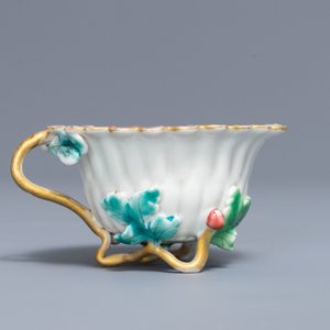 A Chinese famille rose lotus-shaped relief-decorated cup and saucer, Yongzheng — 照片 7