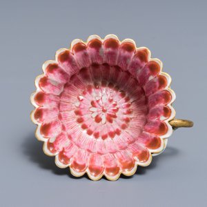 A Chinese famille rose lotus-shaped relief-decorated cup and saucer, Yongzheng — 照片 9