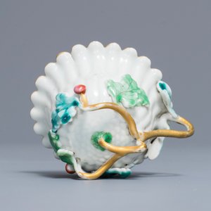 A Chinese famille rose lotus-shaped relief-decorated cup and saucer, Yongzheng — 照片 10