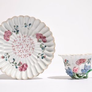 A Chinese famille rose lotus-shaped relief-decorated cup and saucer, Yongzheng — 照片 1