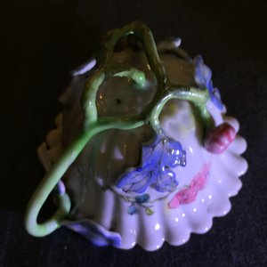 A Chinese famille rose lotus-shaped relief-decorated cup and saucer, Yongzheng — 照片 12