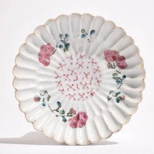 A Chinese famille rose lotus-shaped relief-decorated cup and saucer, Yongzheng — 照片 2