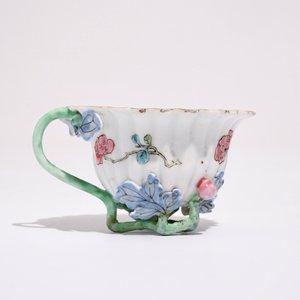 A Chinese famille rose lotus-shaped relief-decorated cup and saucer, Yongzheng — 照片 6