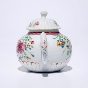 A Chinese famille rose lotus-shaped teapot and cover, Yongzheng — 照片 2
