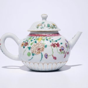 A Chinese famille rose lotus-shaped teapot and cover, Yongzheng — 照片 3