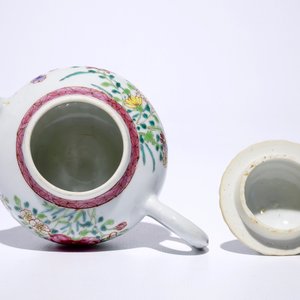 A Chinese famille rose lotus-shaped teapot and cover, Yongzheng — 照片 5