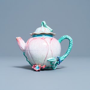 A Chinese famille rose 'lotus' teapot and cover, Yongzheng — 照片 3