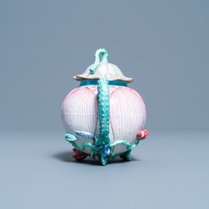 A Chinese famille rose 'lotus' teapot and cover, Yongzheng — 照片 4