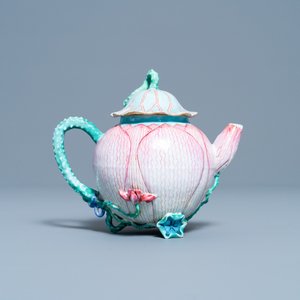 A Chinese famille rose 'lotus' teapot and cover, Yongzheng — 照片 5