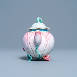 A Chinese famille rose 'lotus' teapot and cover, Yongzheng — 照片 6