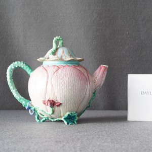 A Chinese famille rose 'lotus' teapot and cover, Yongzheng — 照片 10