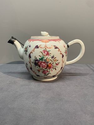 A Chinese famille rose 'Lowestoft' teapot, a plate, three cups and nine saucers, Qianlong — photo 3