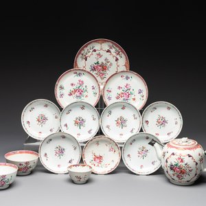 A Chinese famille rose 'Lowestoft' teapot, a plate, three cups and nine saucers, Qianlong — photo 1