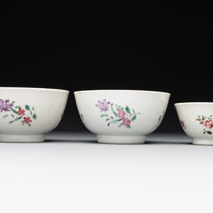 A Chinese famille rose 'Lowestoft' teapot, a plate, three cups and nine saucers, Qianlong — photo 11