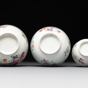A Chinese famille rose 'Lowestoft' teapot, a plate, three cups and nine saucers, Qianlong — photo 13
