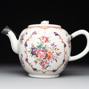 A Chinese famille rose 'Lowestoft' teapot, a plate, three cups and nine saucers, Qianlong — photo 14