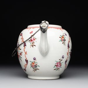 A Chinese famille rose 'Lowestoft' teapot, a plate, three cups and nine saucers, Qianlong — photo 15